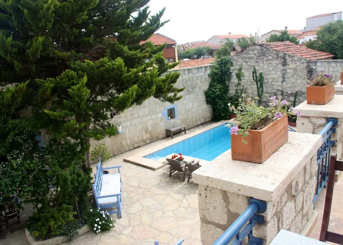 1882 (adults Only) 5*